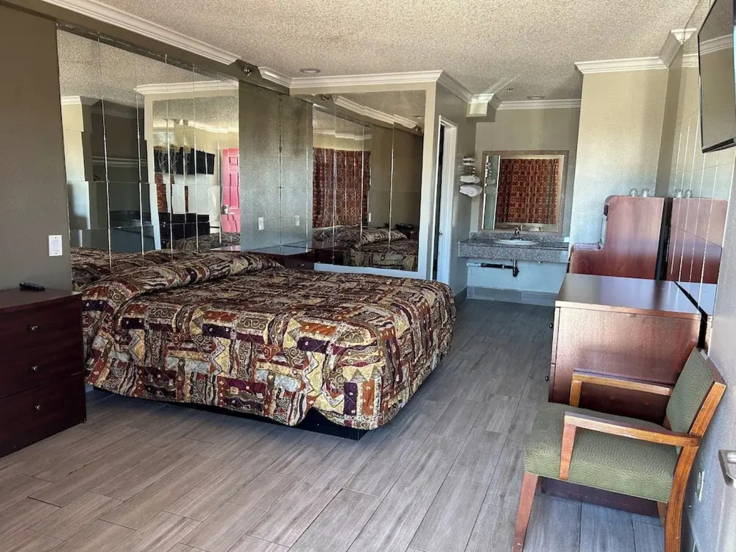 Passport Inn & Suites Corona Hotel