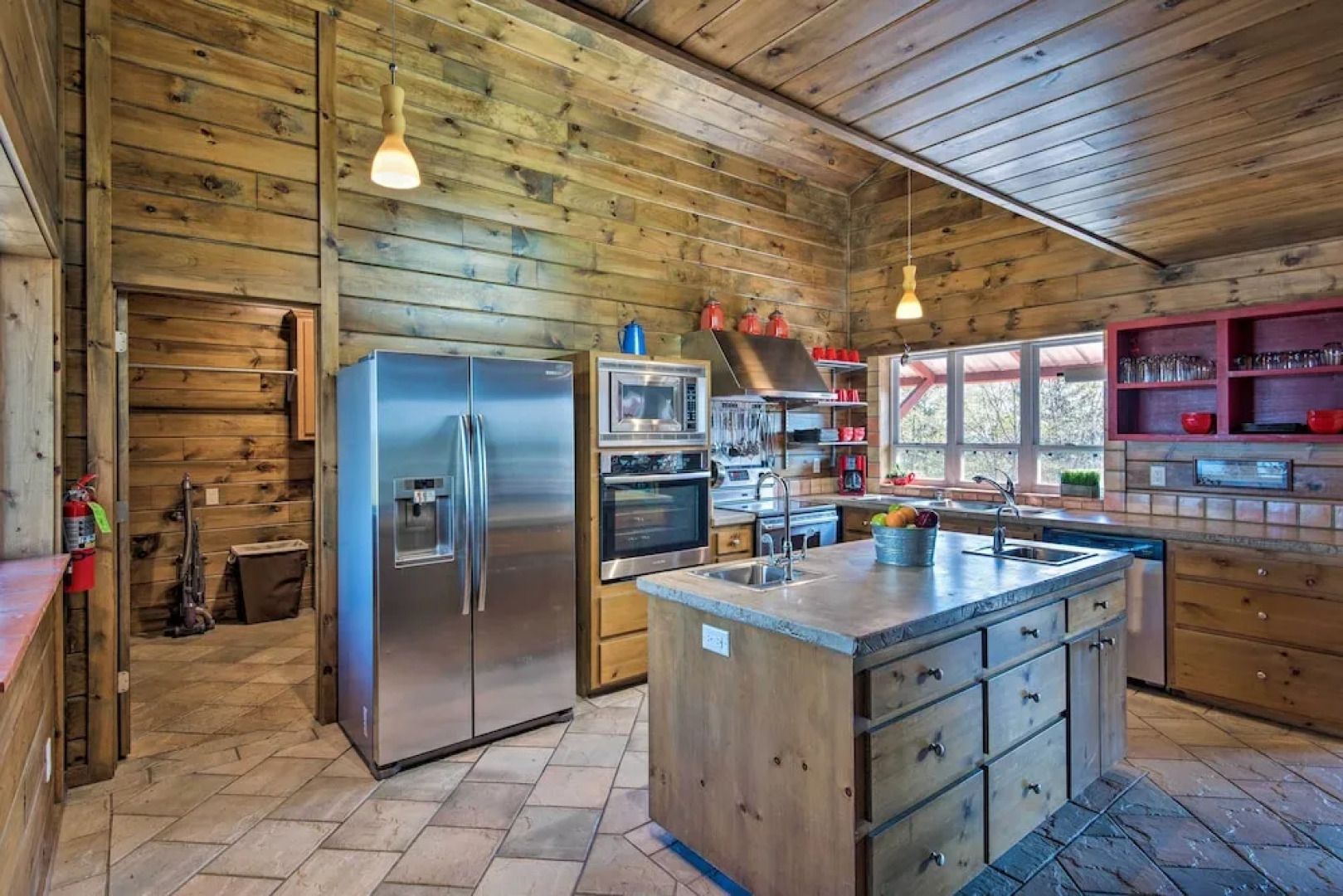 Broken Bow Mountaintop Home w/ Hot Tub!