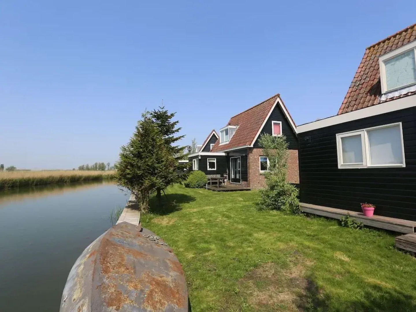 Romantic Holiday Home Directly on the Markermeer Lake with Waterfront Terrace