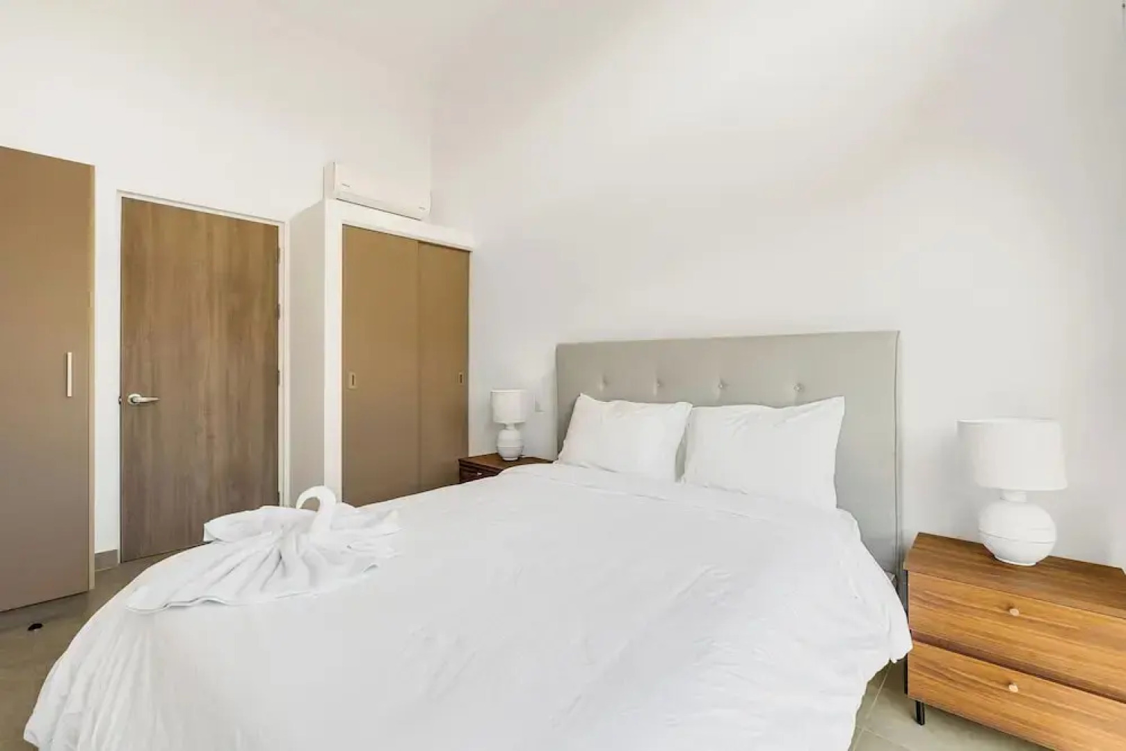 8 min walk to Beach Pool & Golf