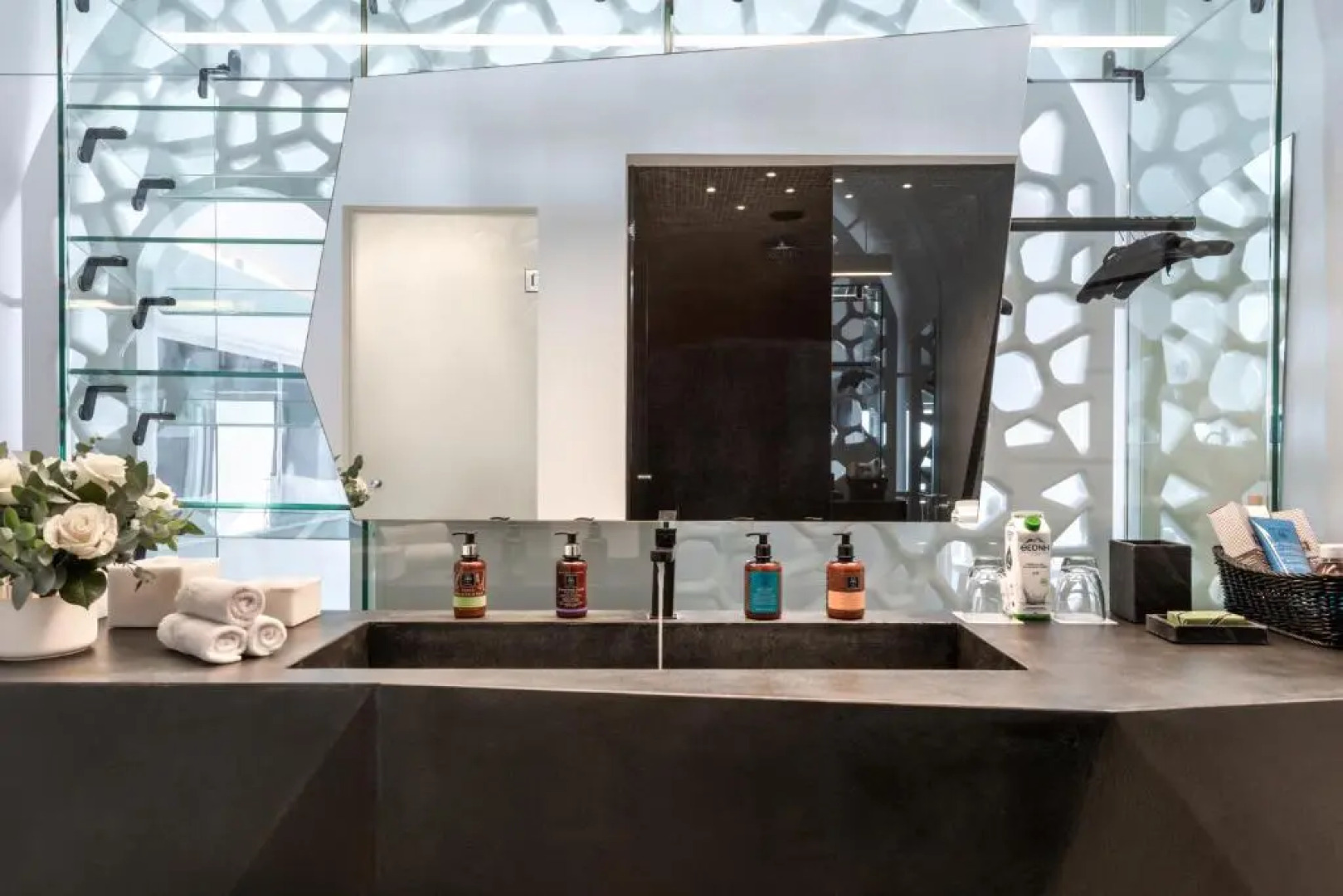 Grace Hotel, Auberge Collection