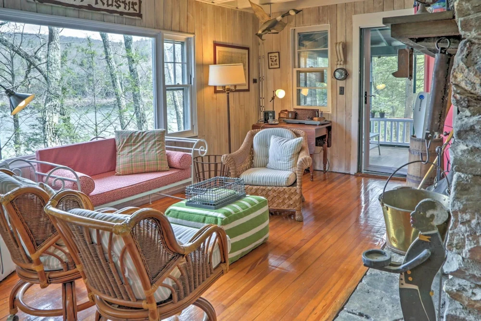 Dainty New Preston Cottage w/ Dock & Lake Views!