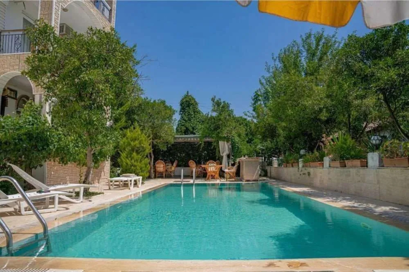 Felicity Hotel & Bungalows