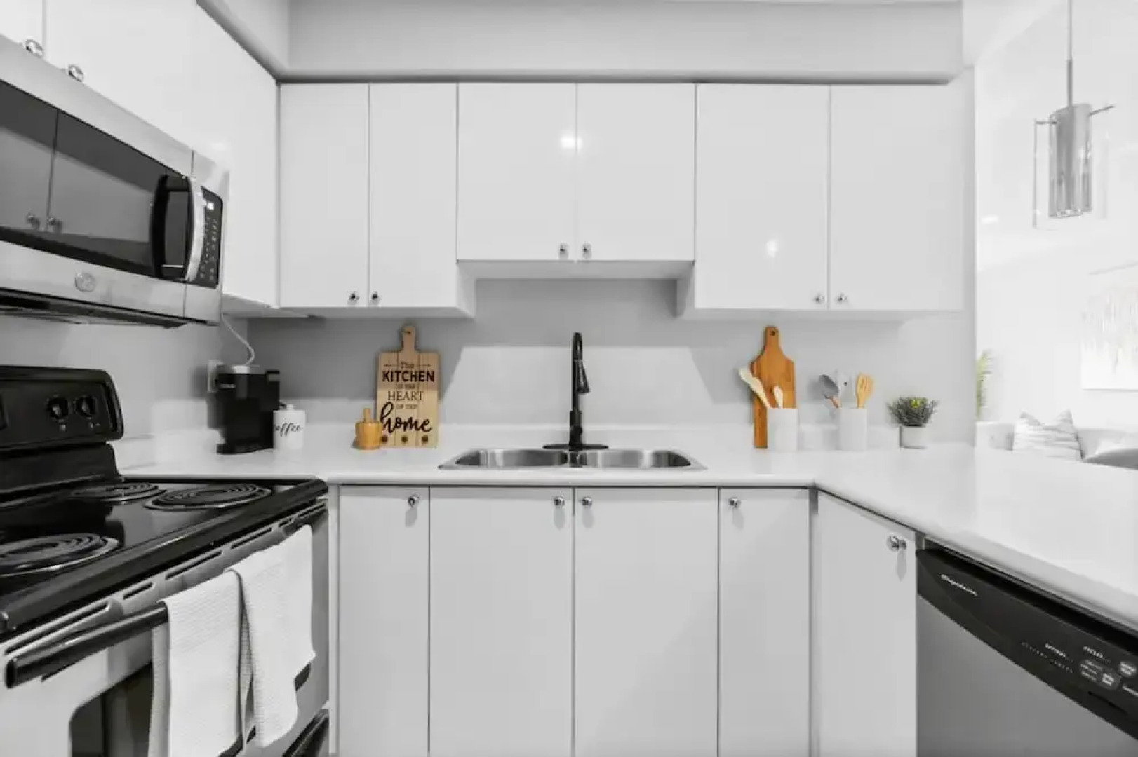 Contemporary 3BR Townhouse in Ajax Cozy Central