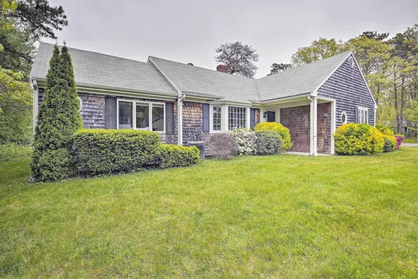 Spacious Getaway W/deck - Walk to Nantucket Sound!