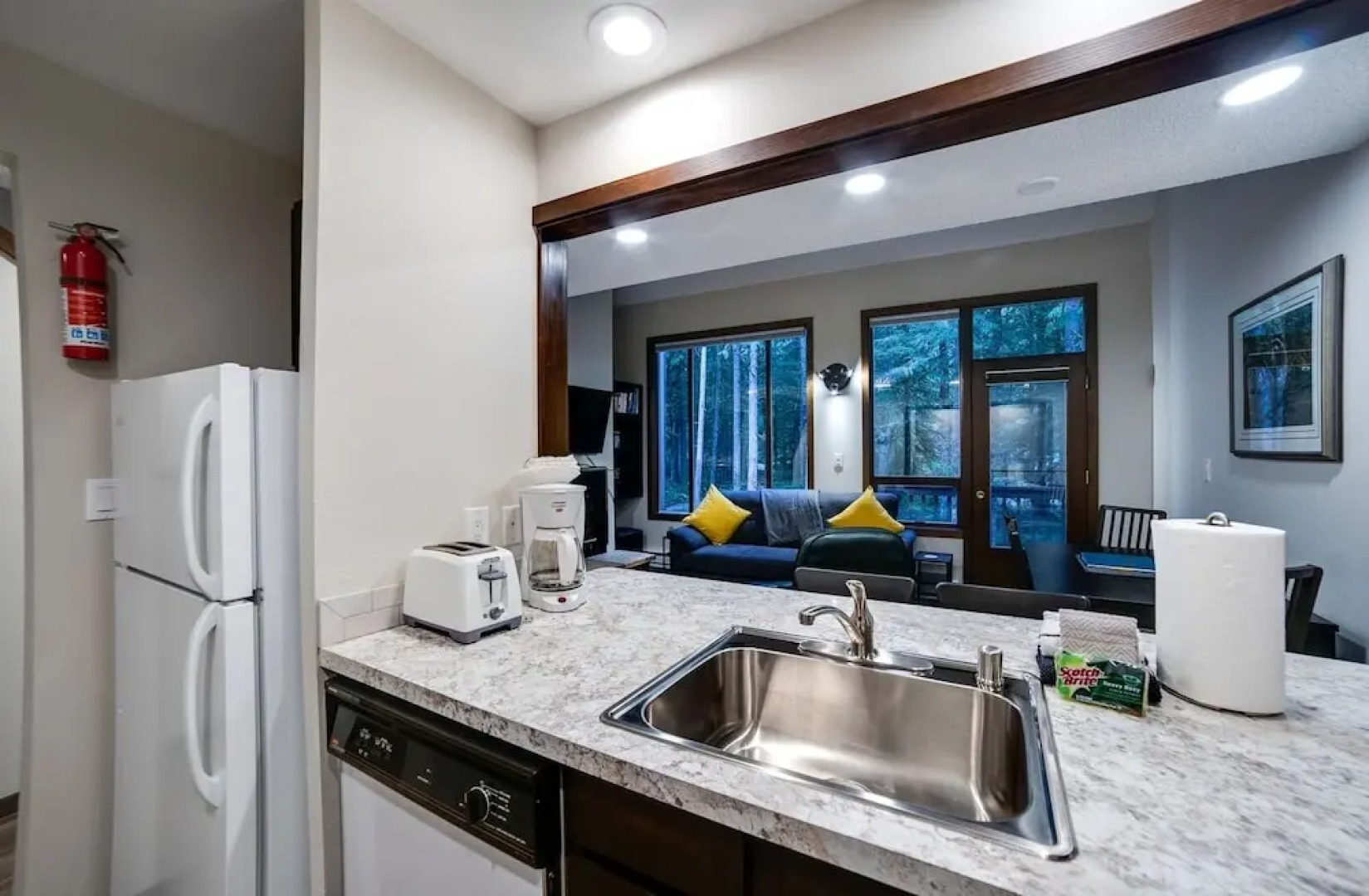 68sw - Fireplace - Washer/dryer - Dishwasher- Sleeps 4 2 Bedroom Home by RedAwning