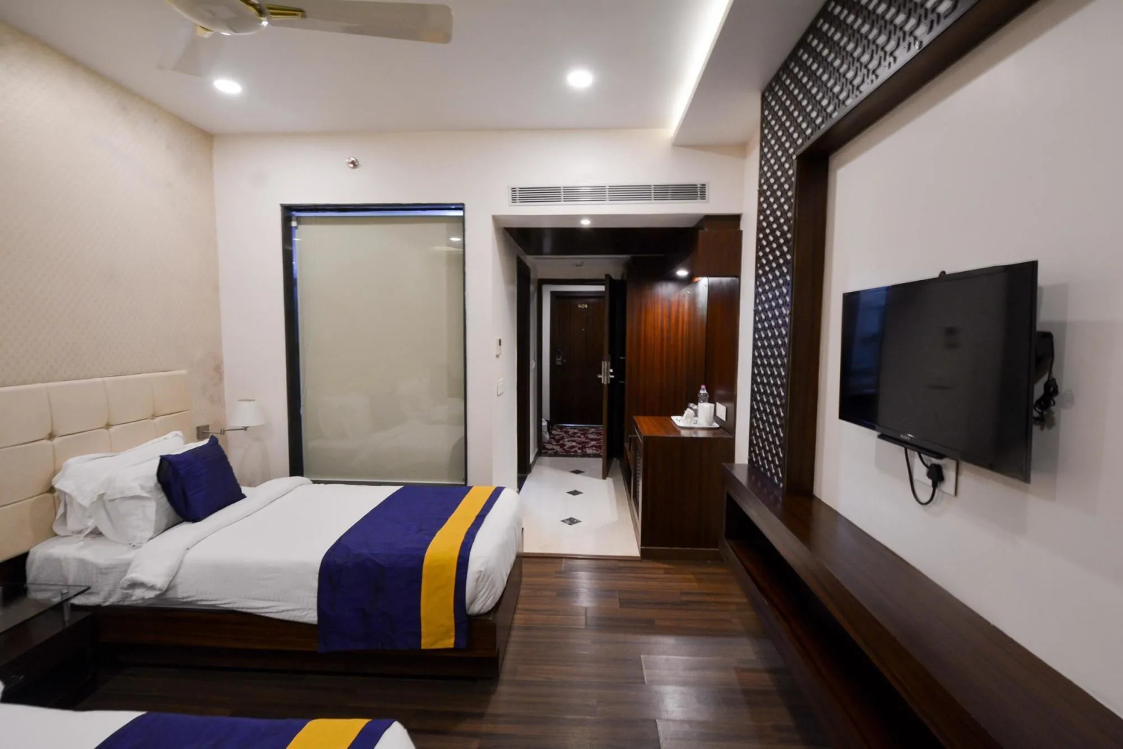 OYO Premium JHV Mall Cantonment