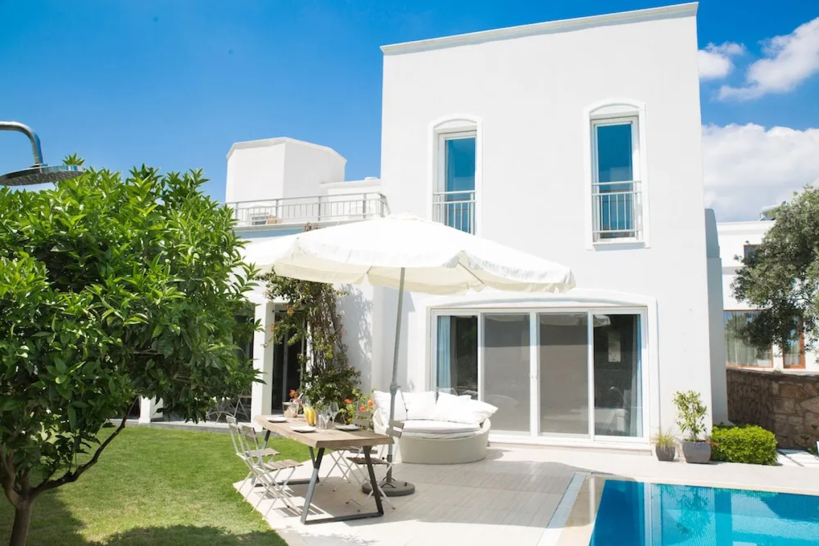 Important Group Villa Olivia