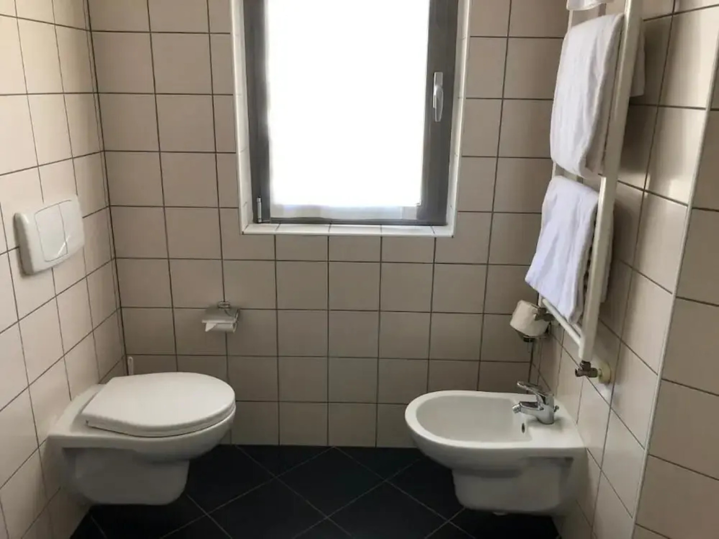 Room in Guest Room - Bright and Spacious Double-room