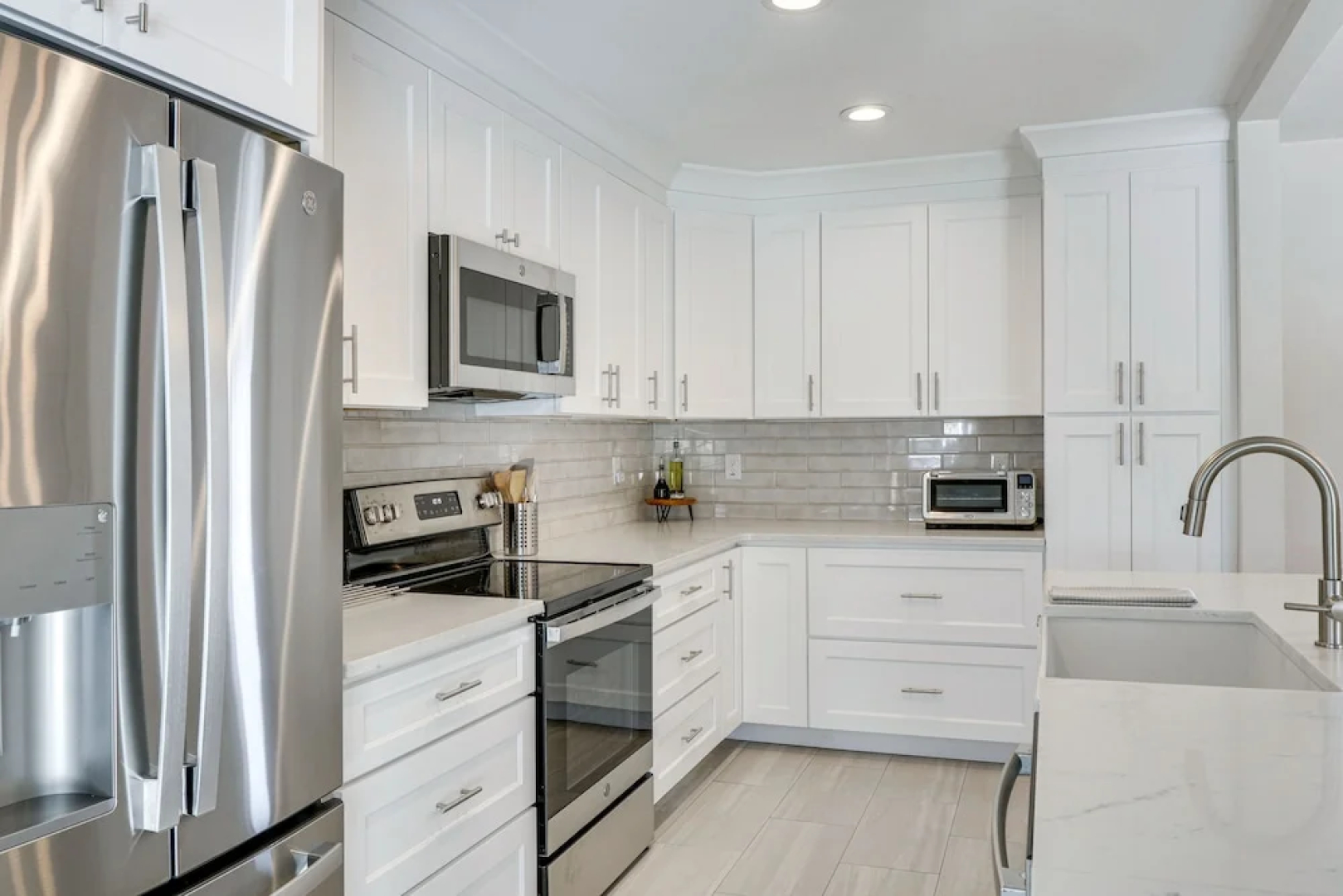 Lakeland Retreat: Private Heated Pool & Yard Games