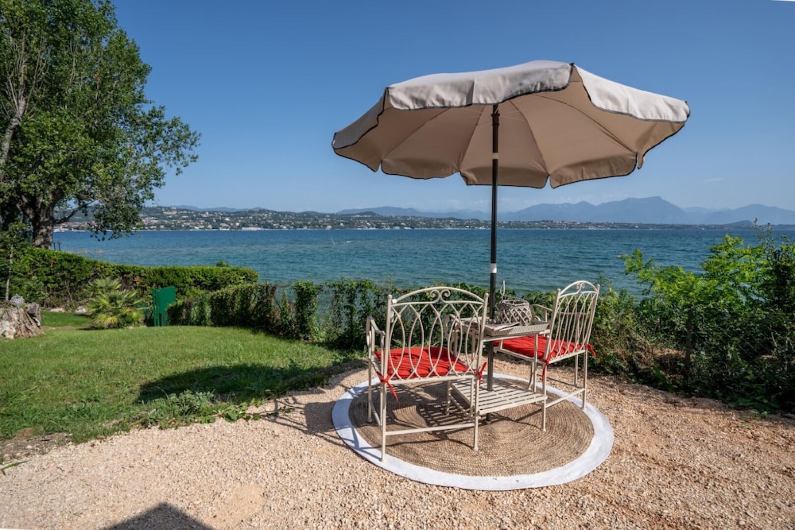 Charming Green and Blue Villa by Wonderful Italy