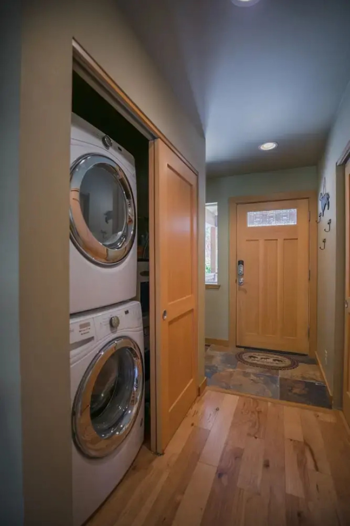 Paws In The Mountains 2 Bedroom Home by NW Comfy Cabins by RedAwning