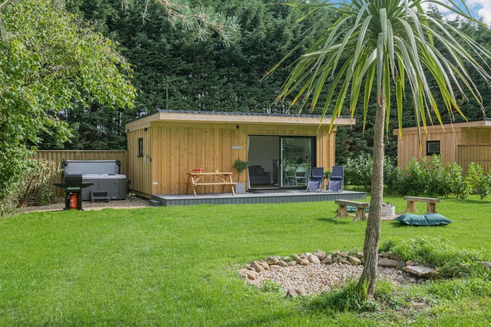 Luxury City to Country Retreat Lodge With Hot Tub