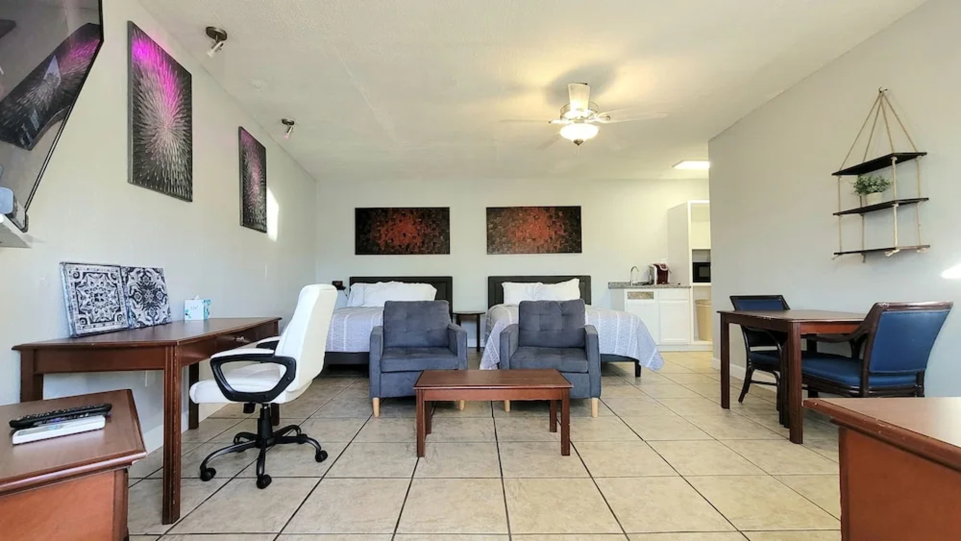 Barefoot Mailman Inn & Suites