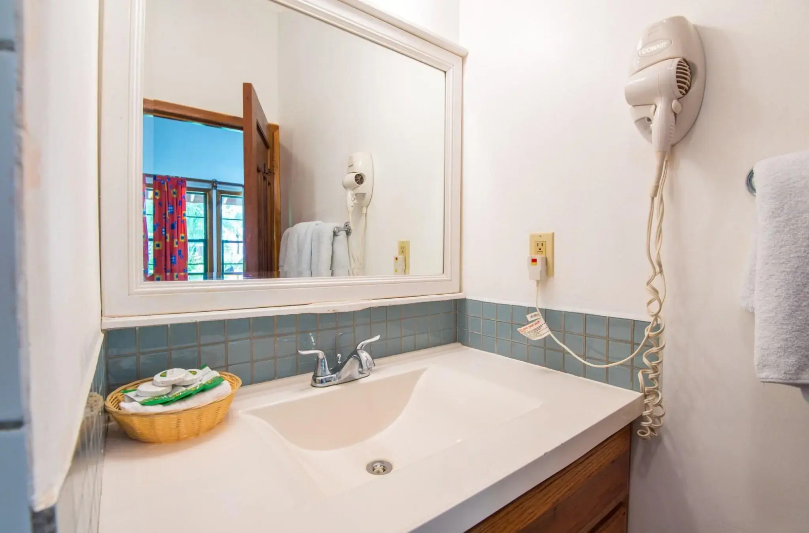 Las Rocas Resort And Dive Center