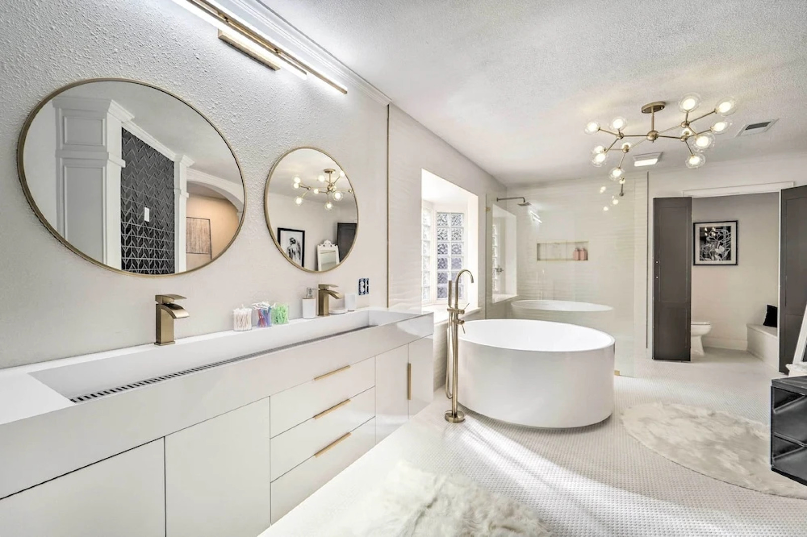 Luxurious Lubbock Home: Fire Pit, Outdoor TV!