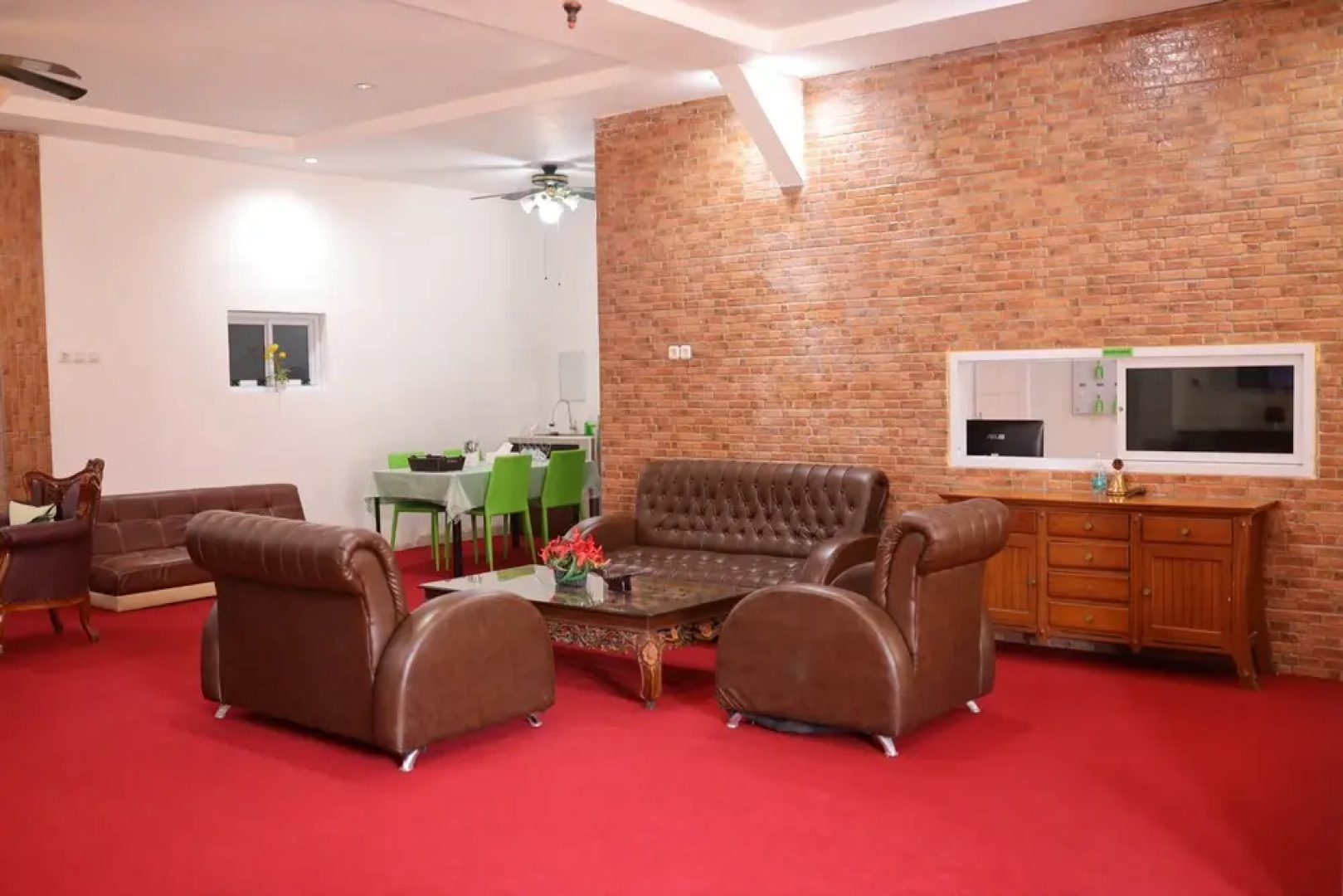 Urbanview Hotel Eropa Maros near Sultan Hasanuddin Airport by RedDoorz