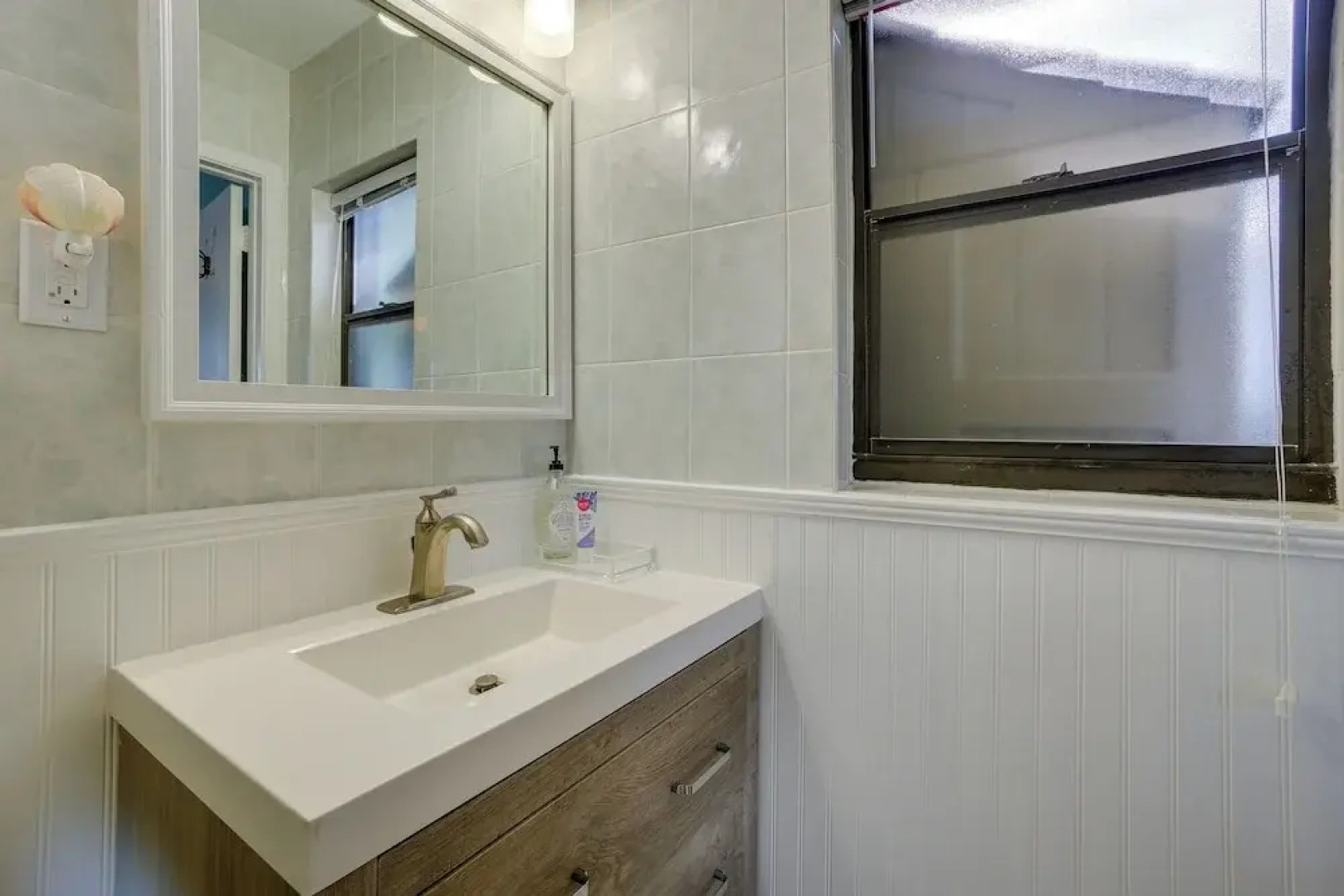 Waterfront Oasis w/ Hot Tub ~ 10 Mi to Dtwn Tampa