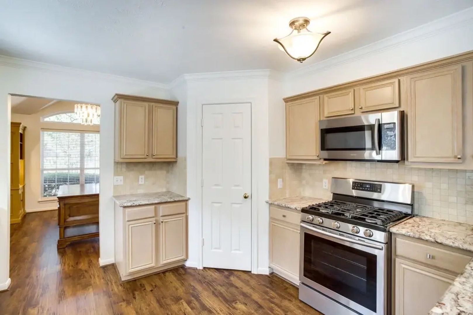 Pet-friendly Spring Home - 4 Mi to Six Flags!