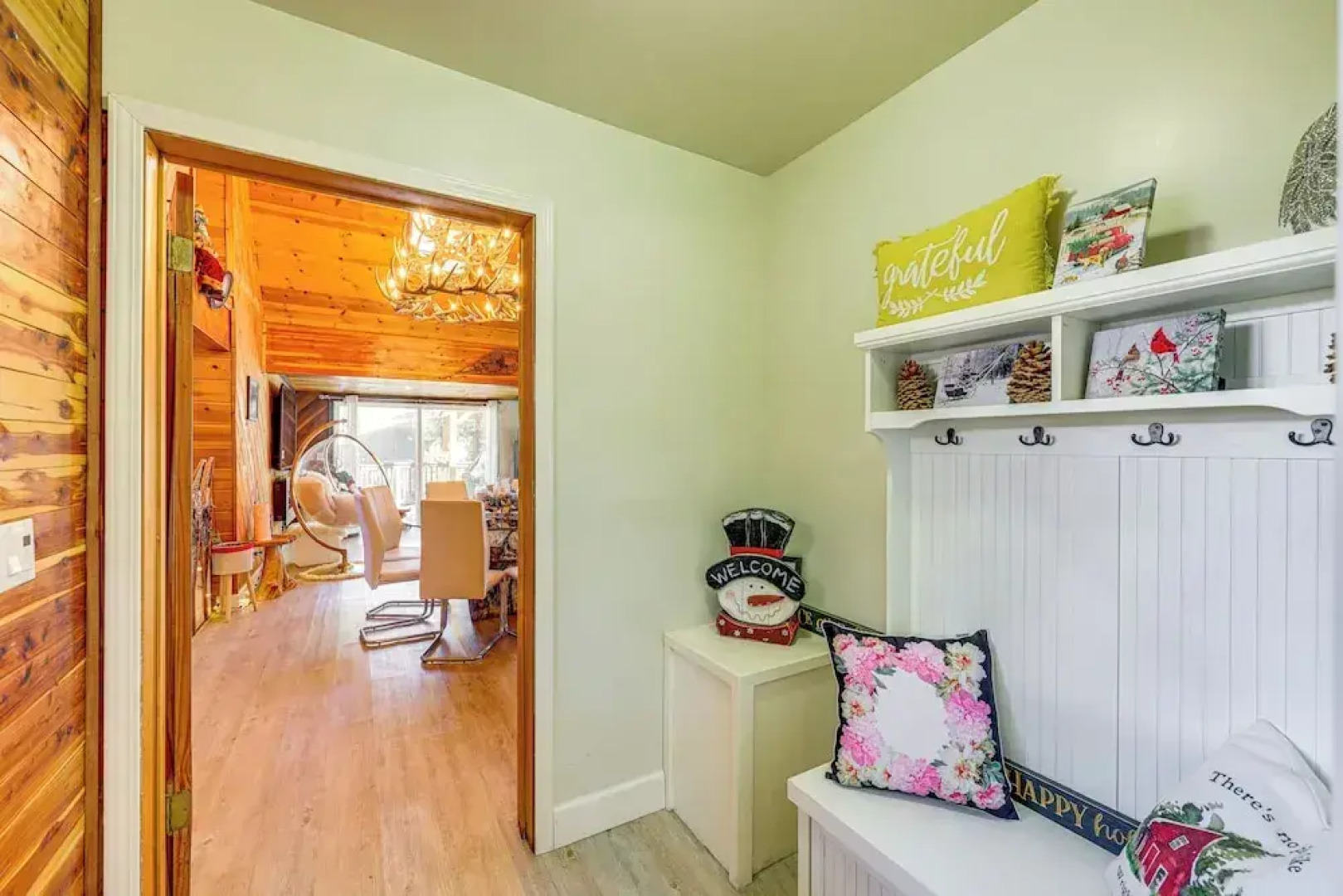 Wraparound Deck & Grill: Wrightwood Cabin Near PCT