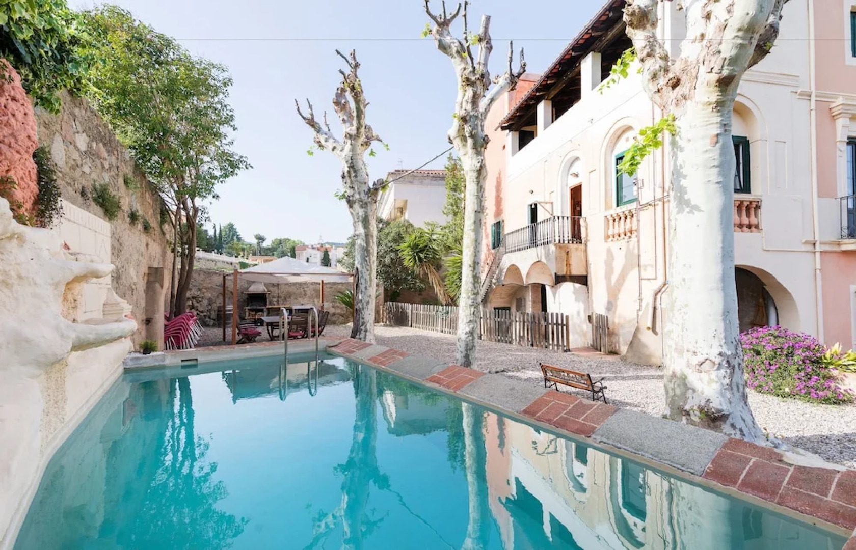 Encantadora Mansión con Jardín y Piscina