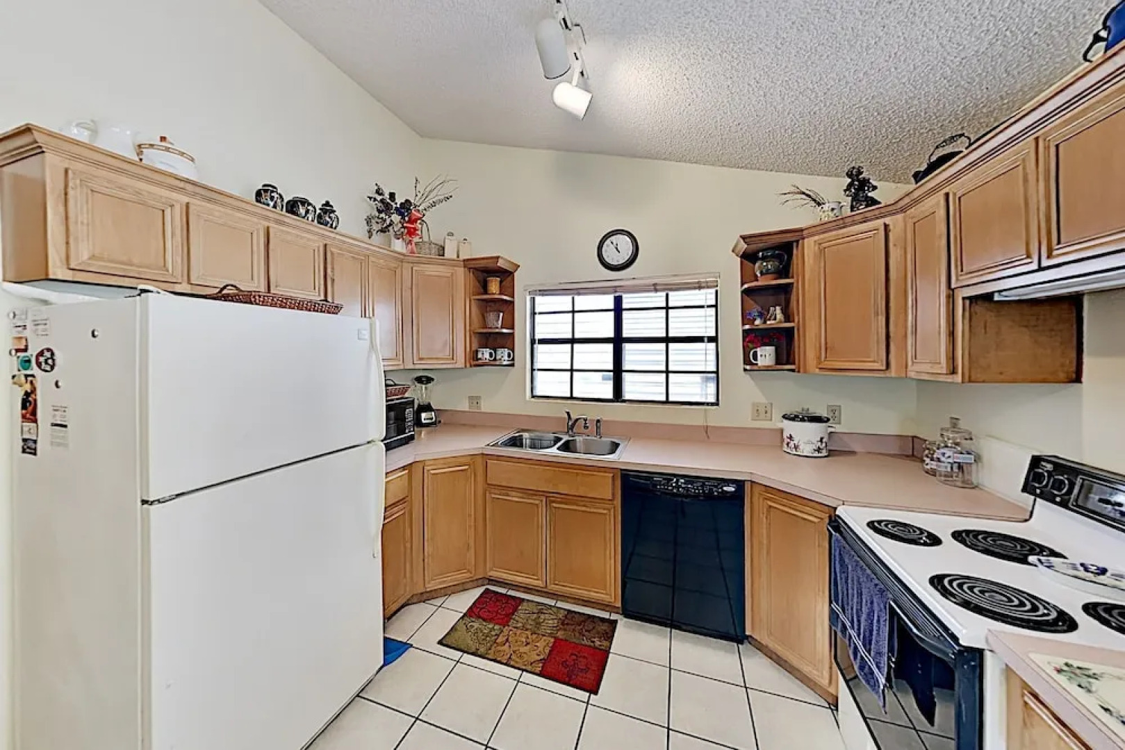 Bayside Getaway: Pools, Tennis, Golf, Private Dock 1 Bedroom Home