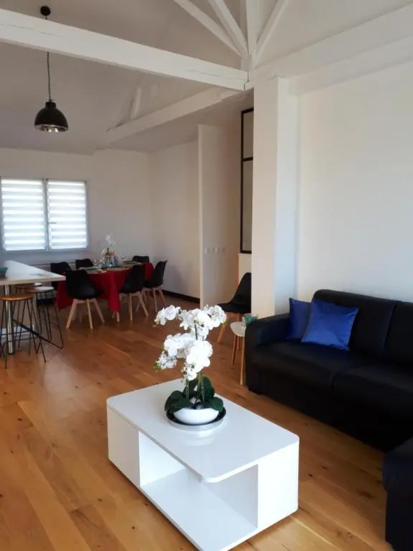 Maison et grande terrasse face mer