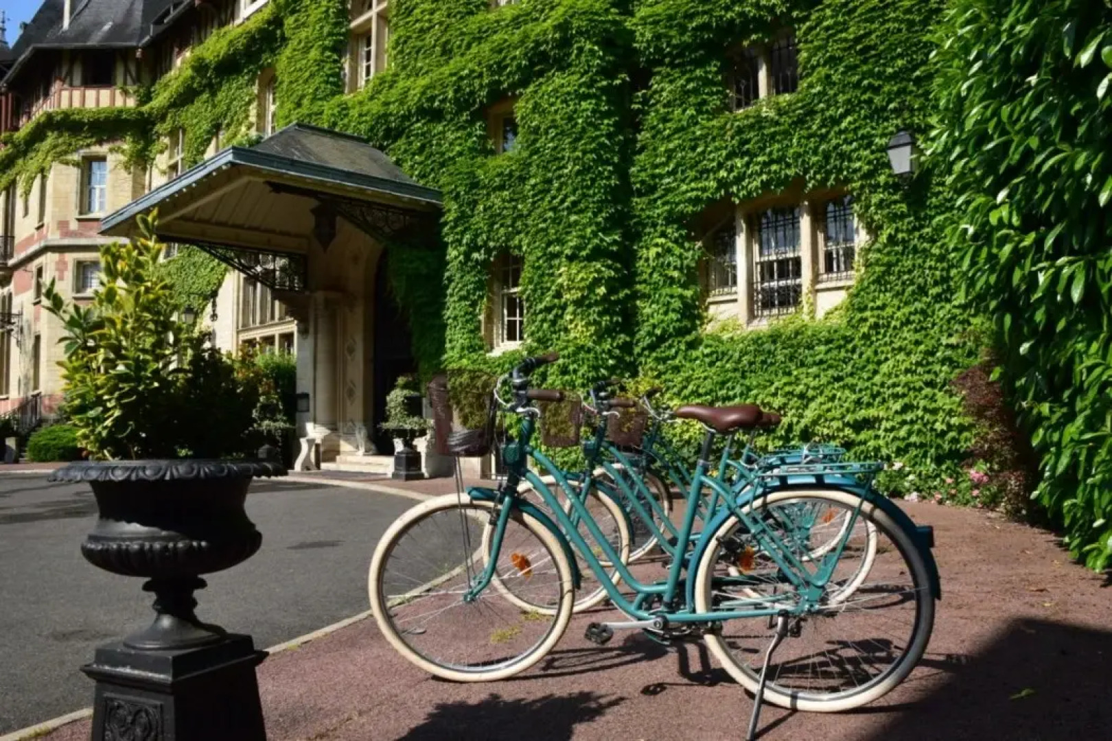Château Jeanne & the Forest - Château de Montvillargenne