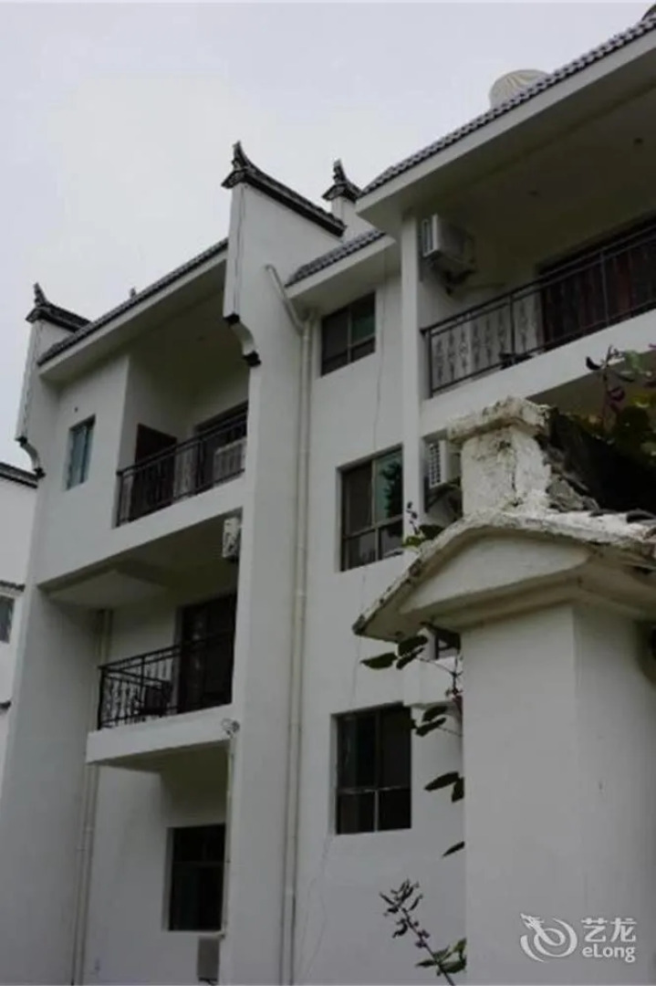 Wuyuan Huayuan Mountain Villa