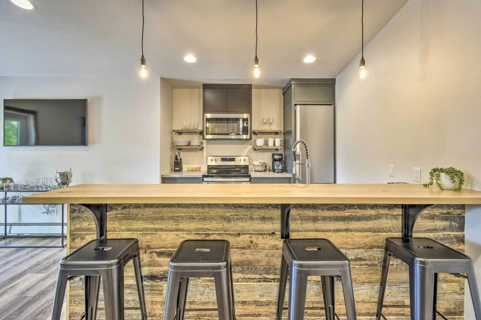 Modern Townhome w/ Deck - 1/2 Mi to Elkhart Lake!