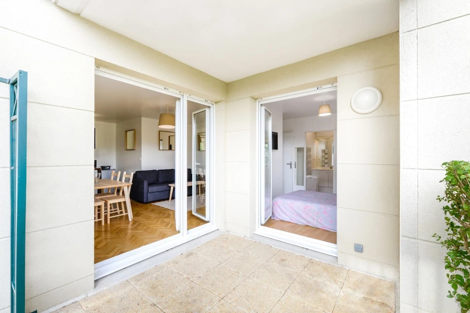 T2-4 pax Disneyland Paris with private parking