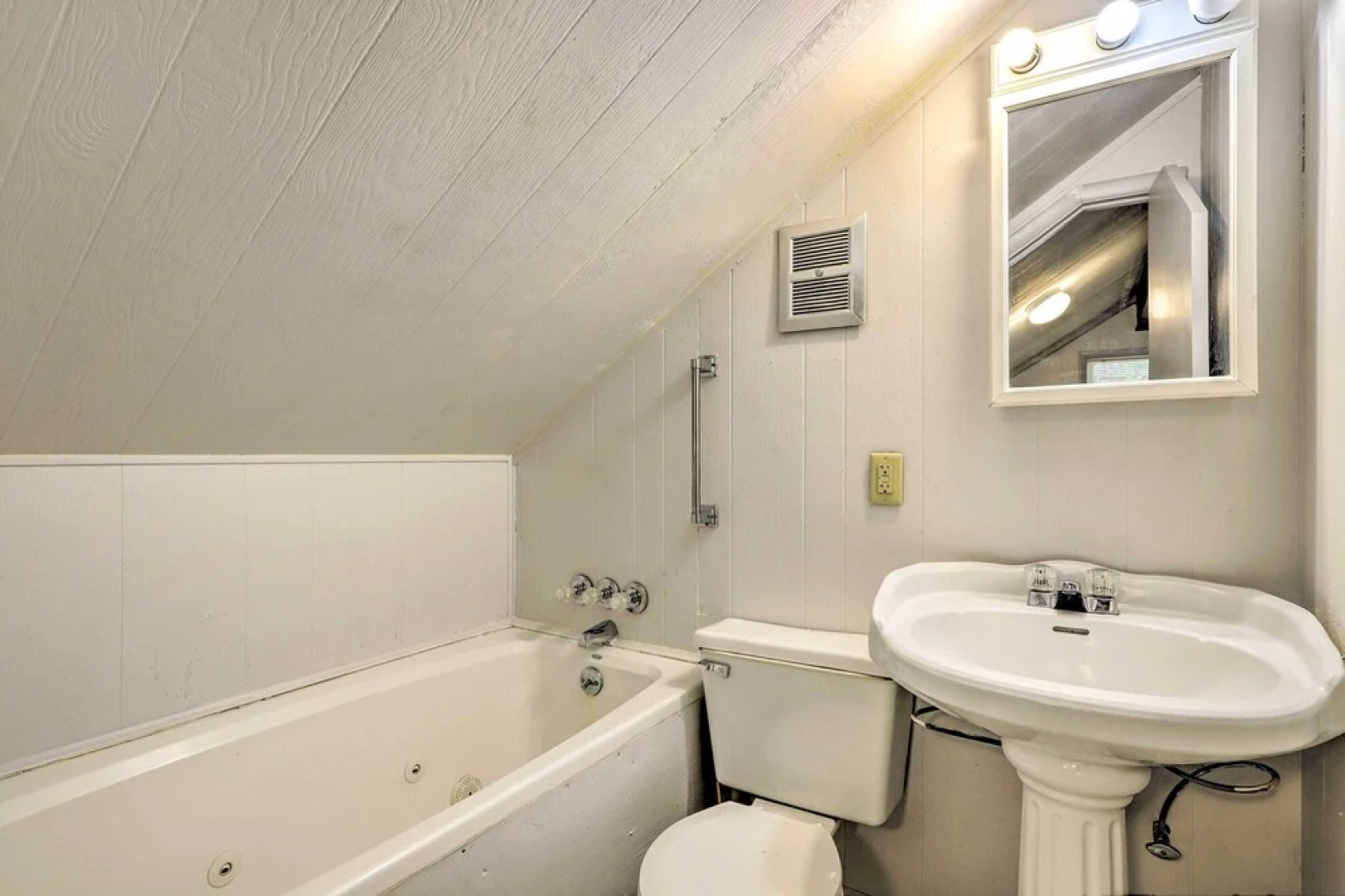 Beautiful Home With Mountain-view Deck + Smart TV