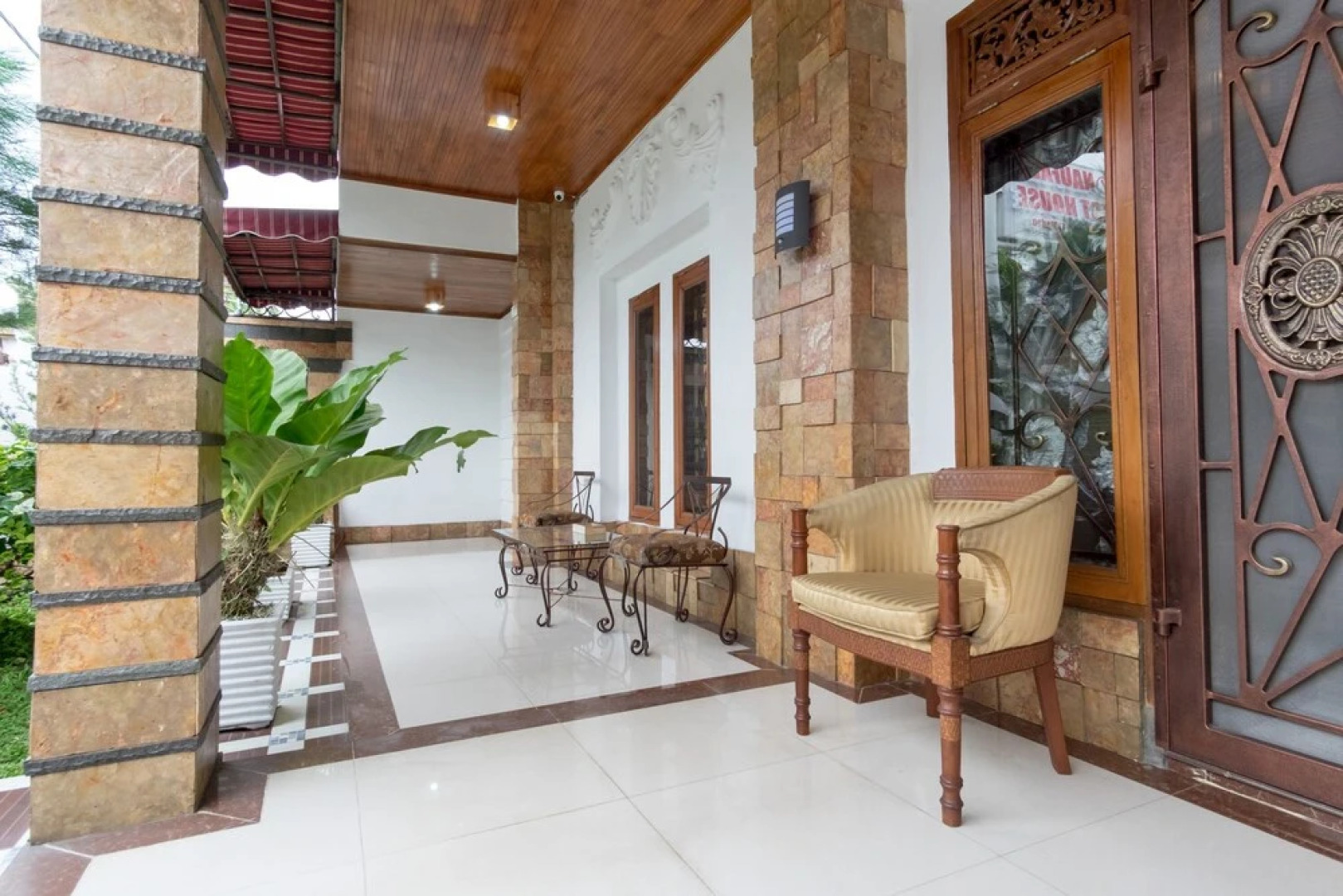 Naufal Guest House by OYO Rooms