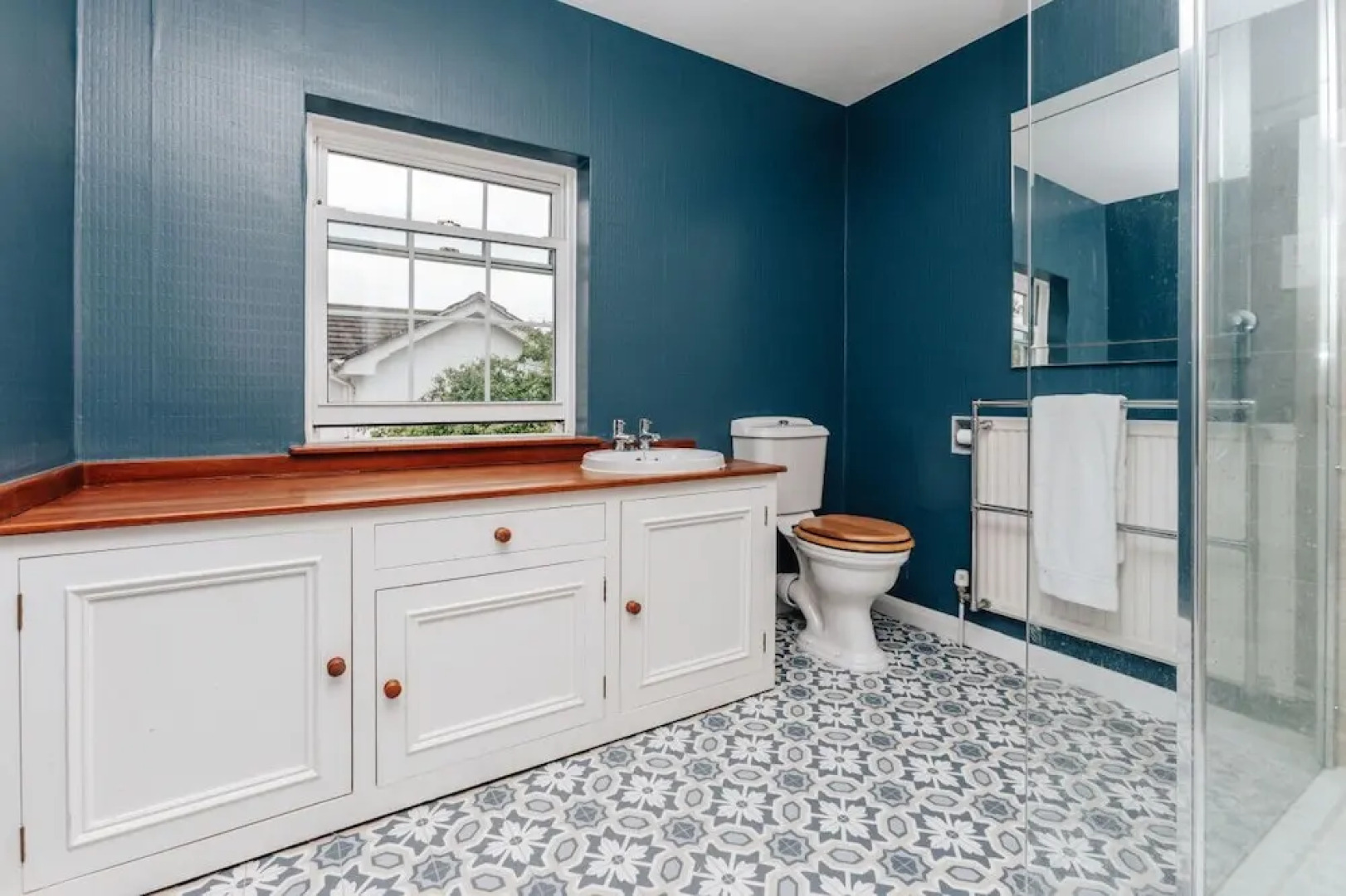 Montpellier House Centrally Located Large Garden - From 300 Per Night