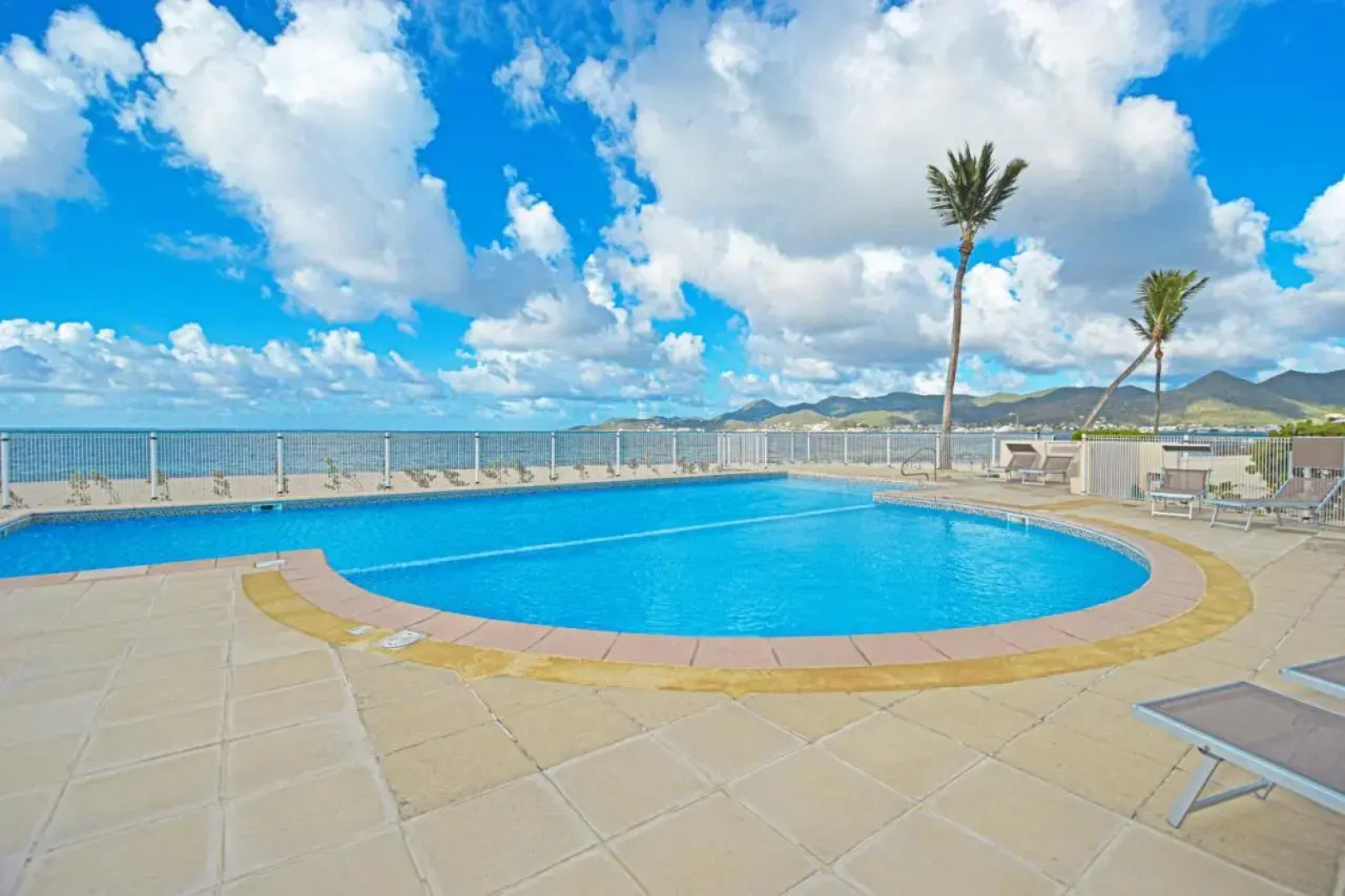 Deja Blue - Comfortable Beachfront Condo