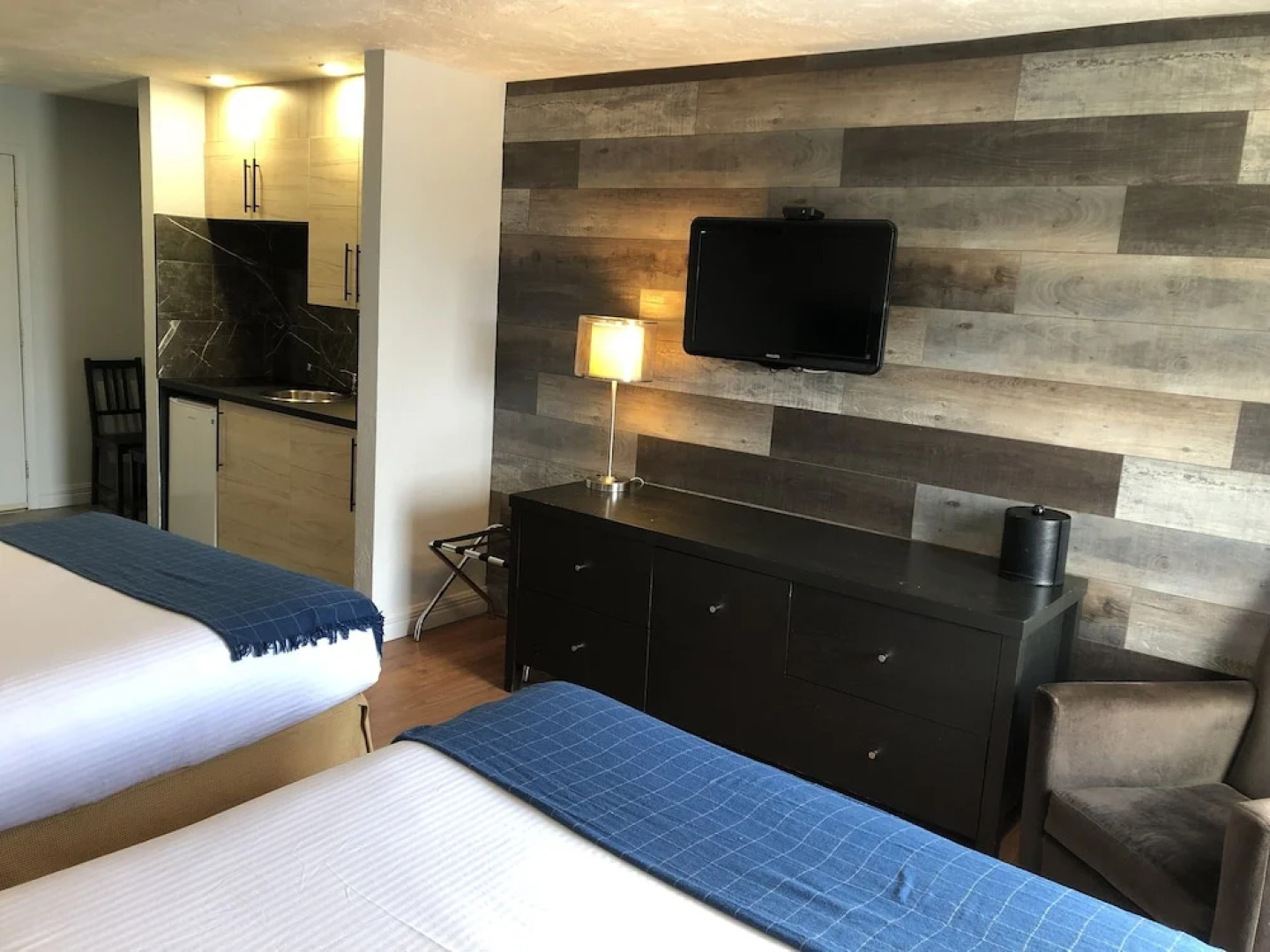 Auberge Shores Inn & Hotel