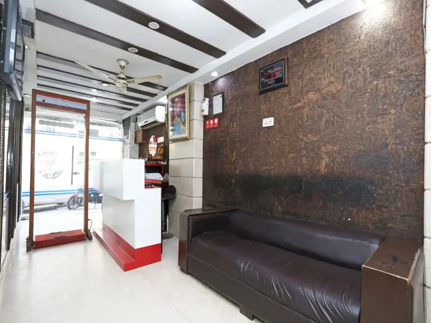 OYO Premium Swaroop Nagar