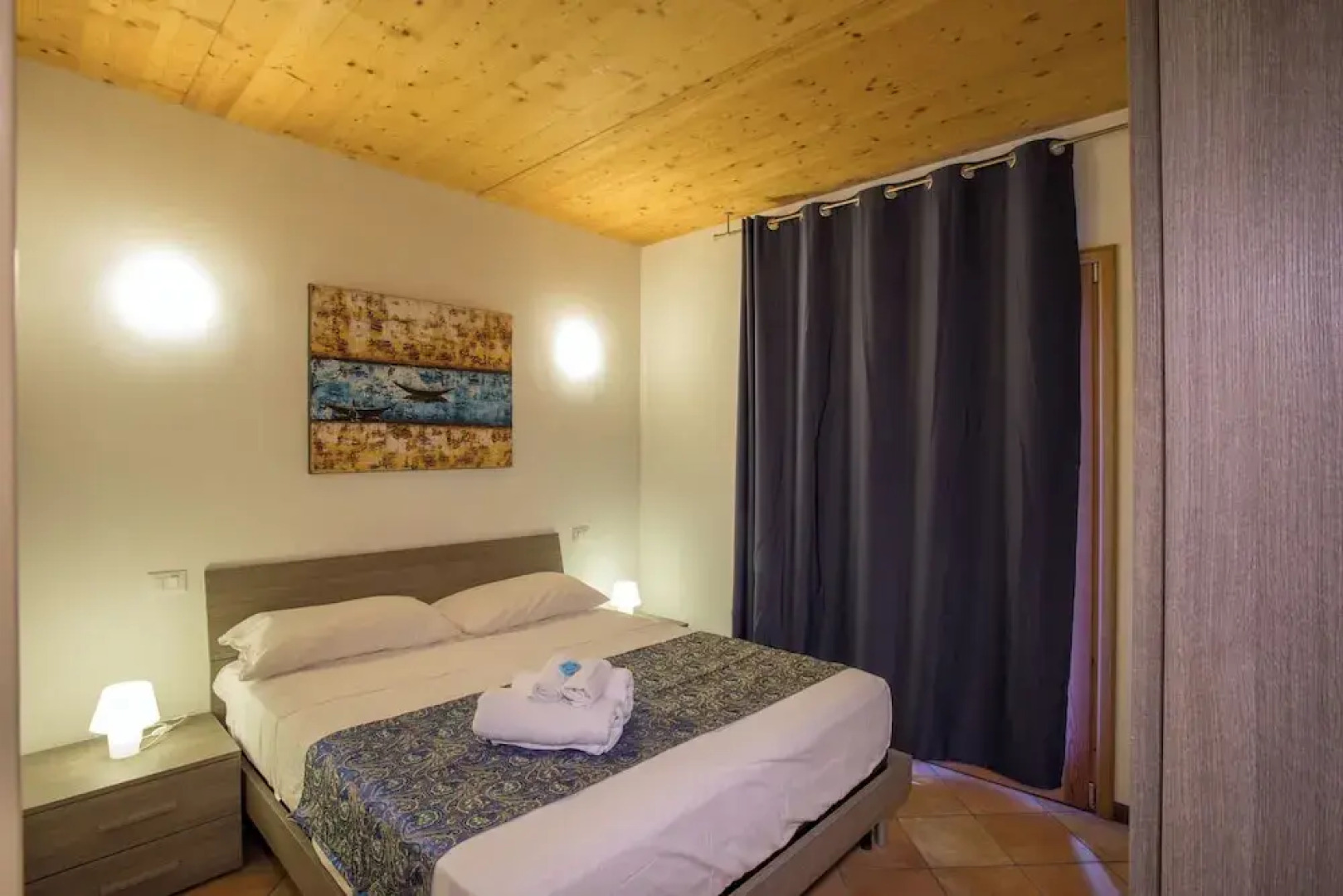 Blue Flat With Shared Pool and Private Garden Near Salò