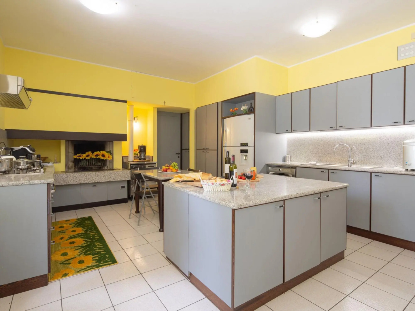 Splendid Villa in Macerata With Pool & Views