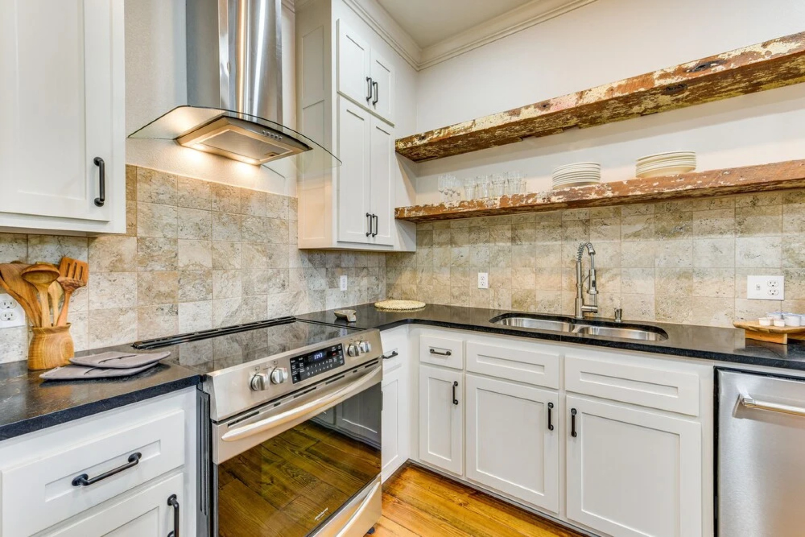 Charming Louisiana Getaway w/ Furnished Balcony!