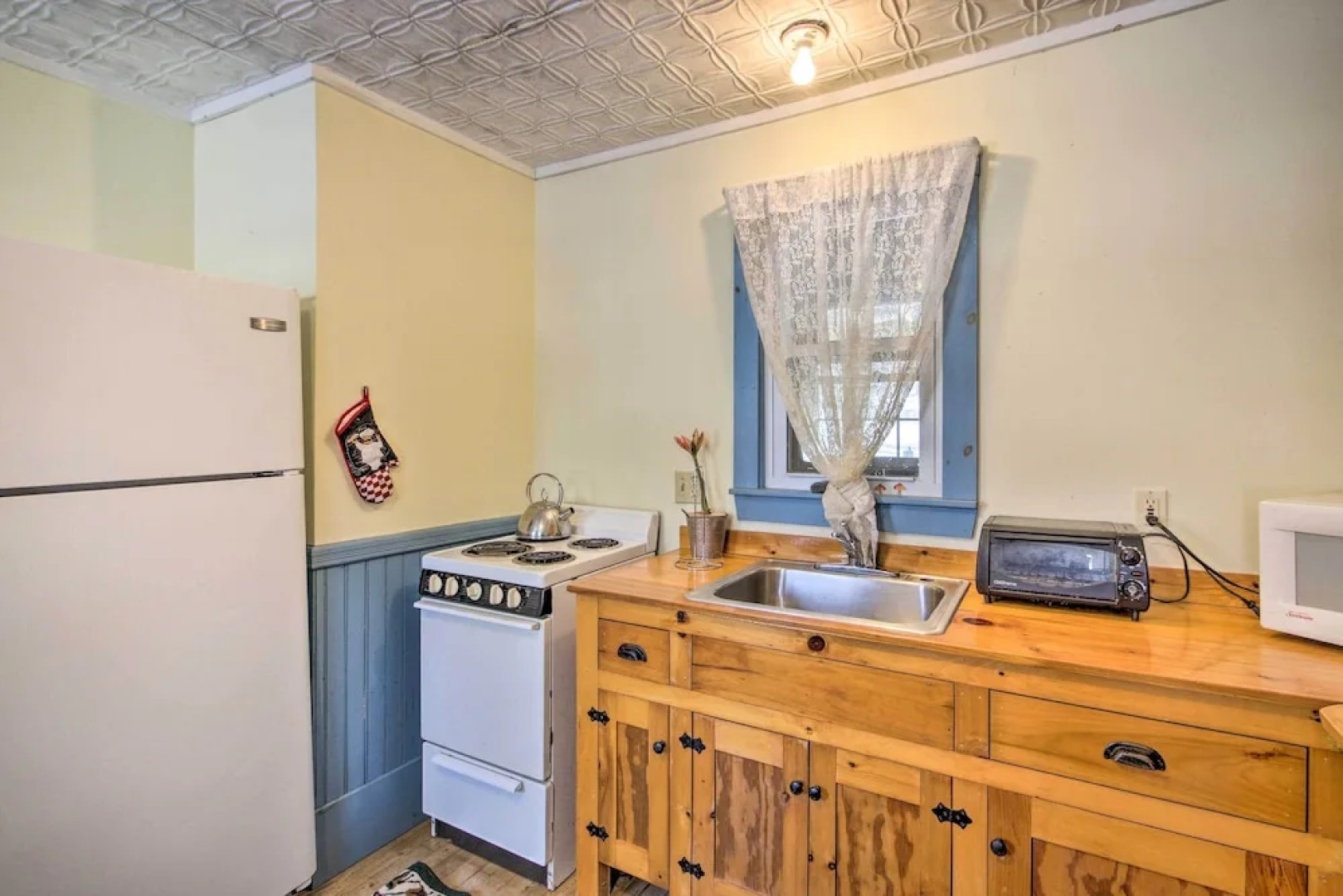 Quaint & Cozy Apartment 12 Mi to Ski Slopes