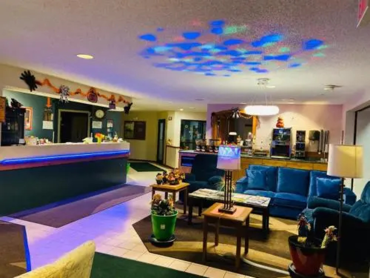 The Center Lodge and Jacuzzi Suites