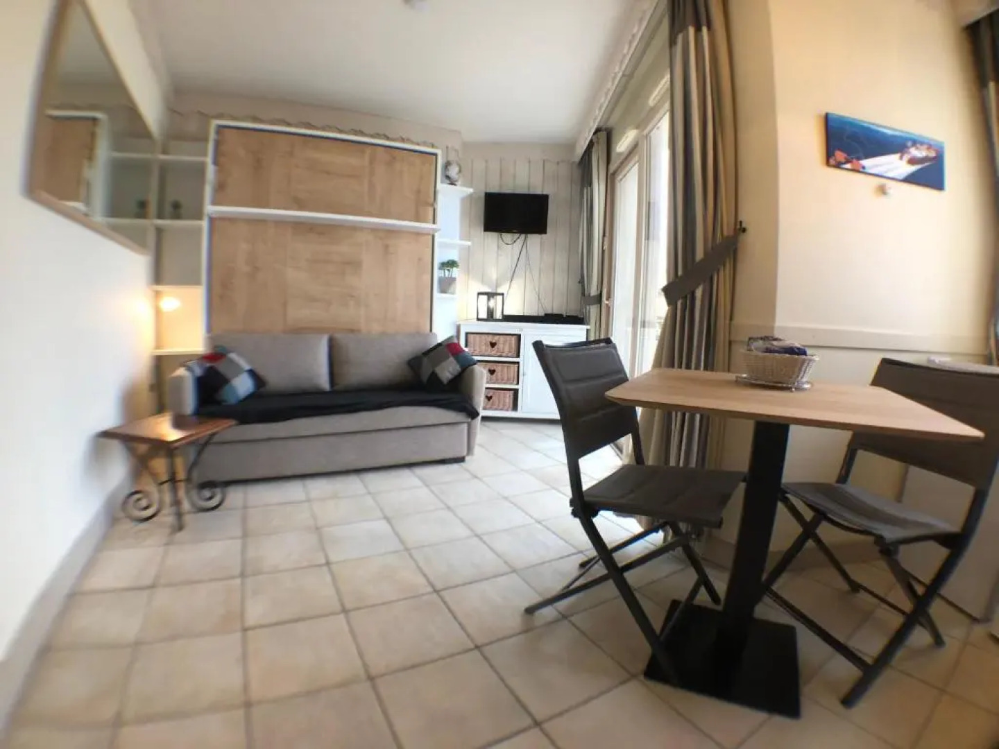 Situation exceptionnelle pour ce cosy studio avec terrasse SUR LAC, dans résidence avec PLAGE et ponton PRIVEE