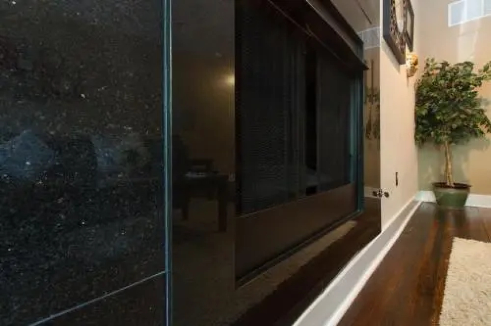 Gorgeous! Parking! Park Front!