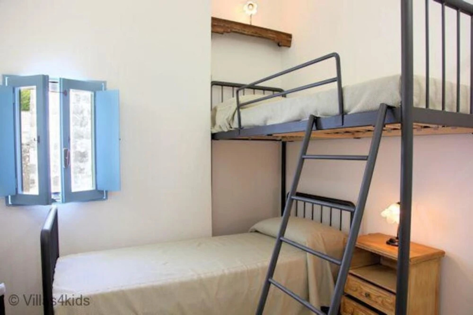 The Courtyard - Rosa