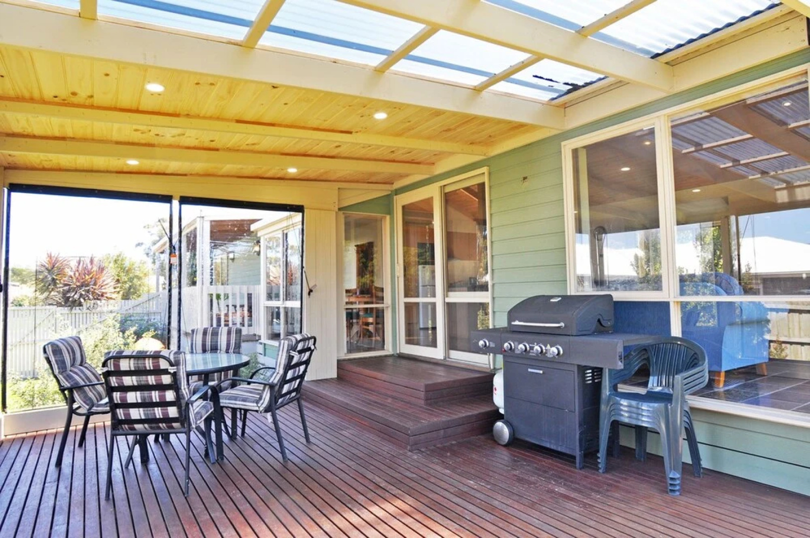 Archies Beachside Abode - Pet Friendly (Outside Only)