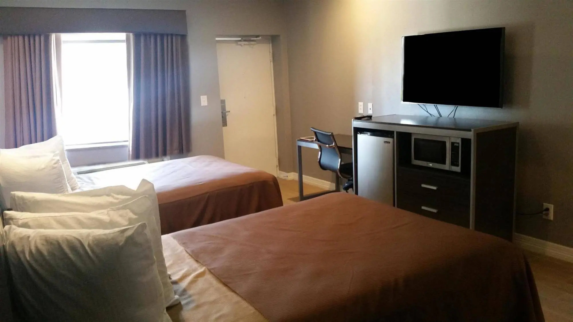 Econo Lodge Inn & Suites