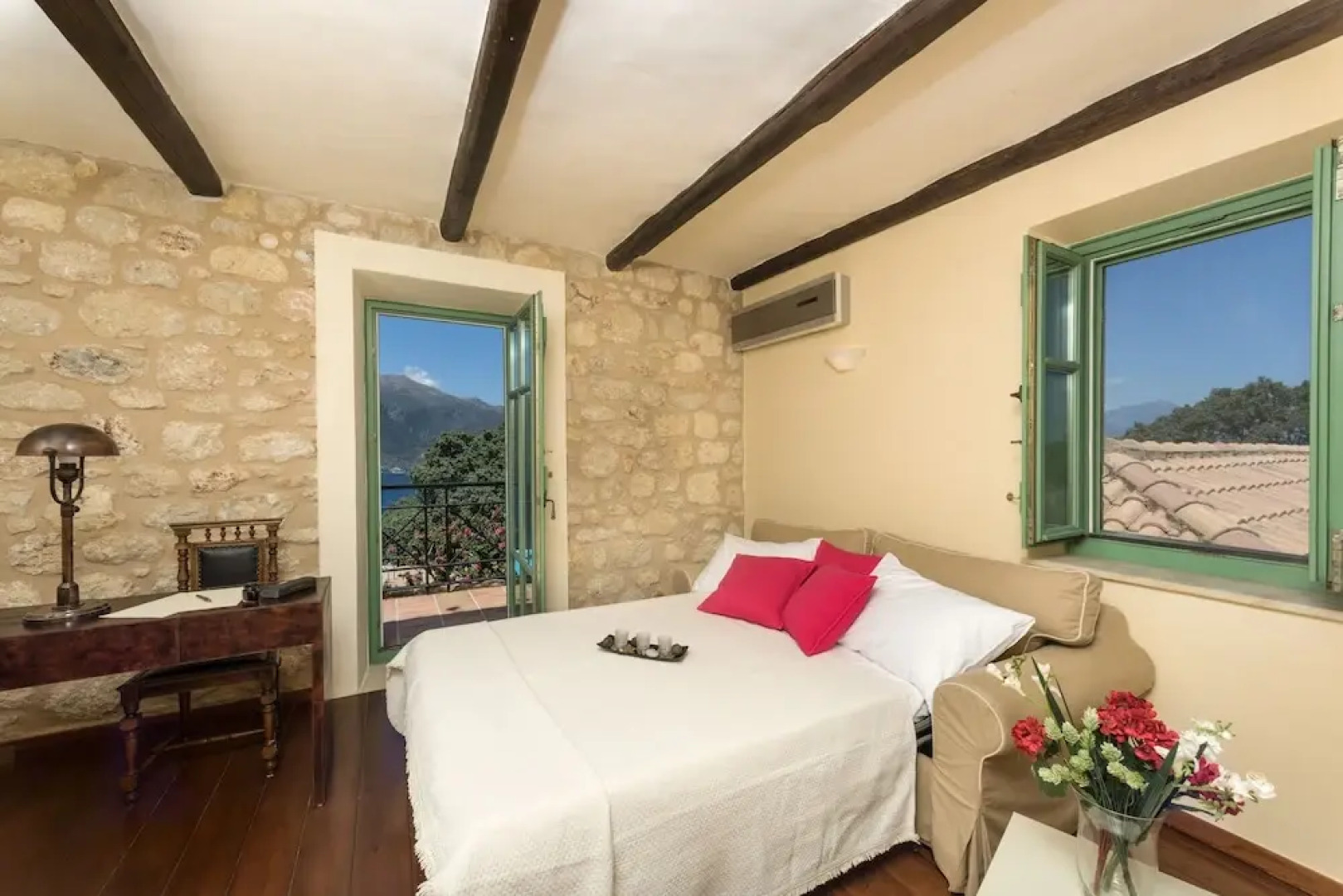 Self-catering Luxury Stone Holiday Villa With Infinity Pool and Panoramic View