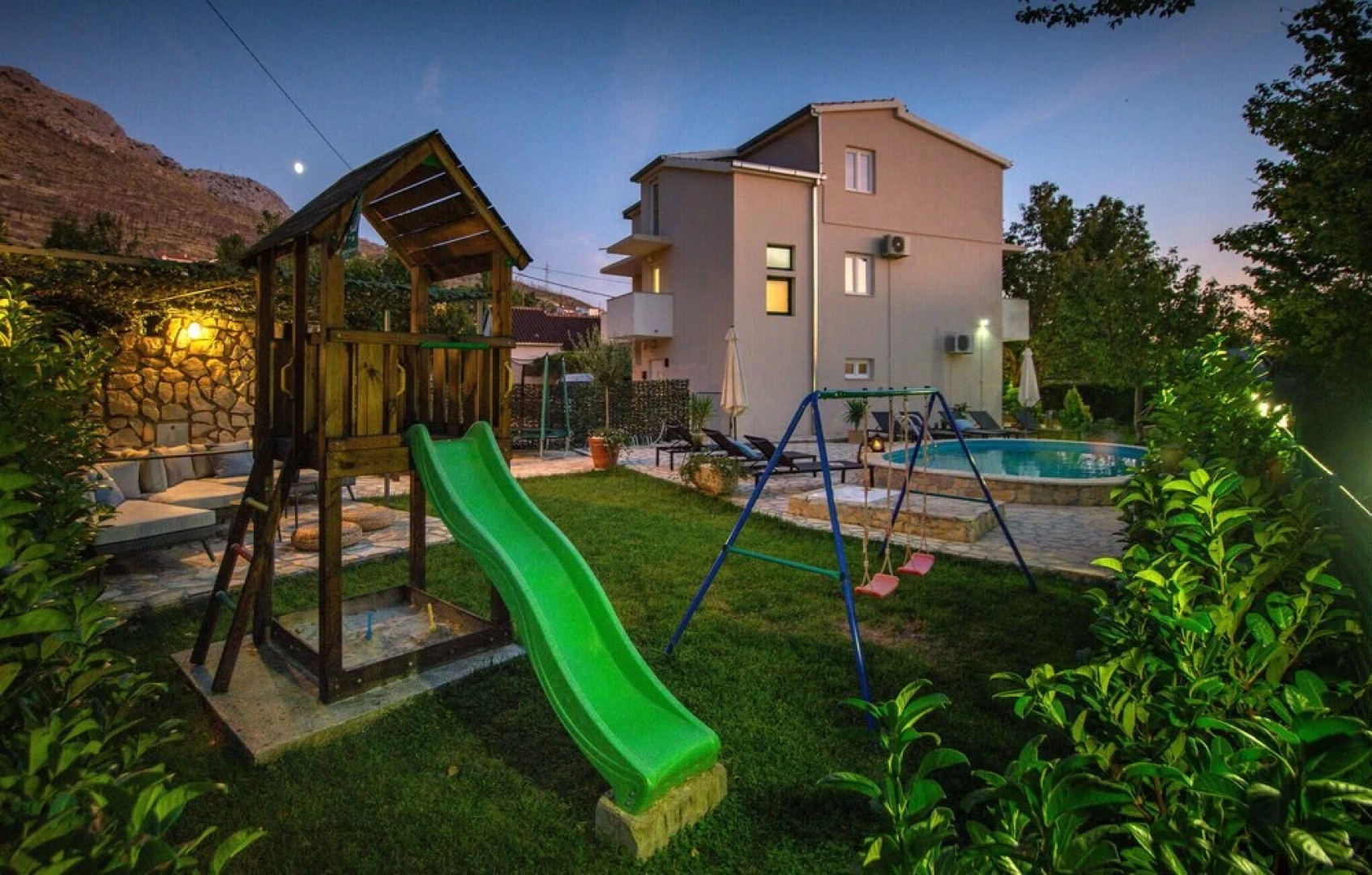 Beautiful Home in Zrnovnica With Wifi and 3 Bedrooms