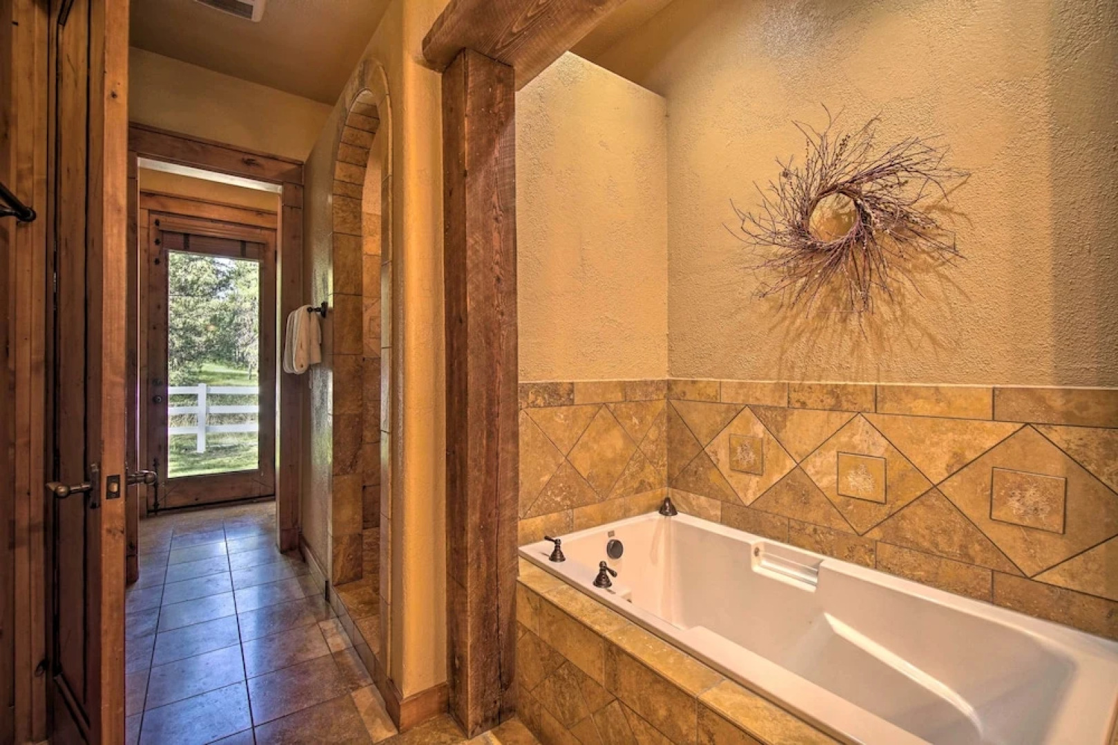 Luxe Mccall Cabin w/ Hot Tub ~ 8 Mi to Skiing